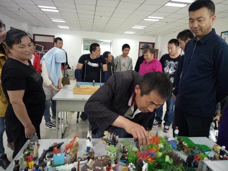 “金钥匙，放飞心灵”“团体沙盘游戏体验”讲座