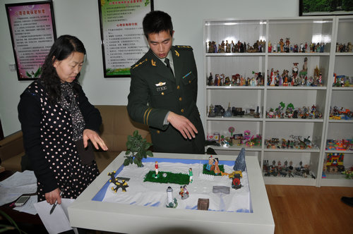 消防官兵进行沙盘游戏体验