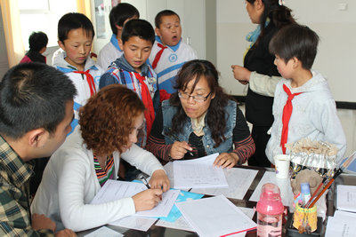 中心老师在学校开展低保家庭儿童调查