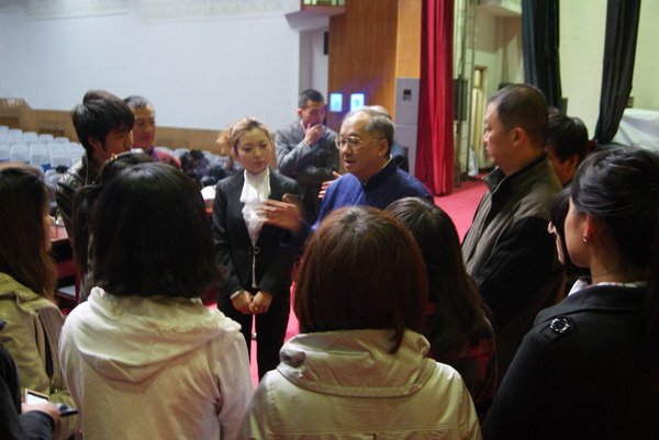 温主席和大家进行交流