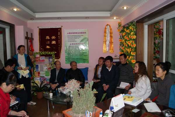 温金海主席与中心老师一起讨论国学经典