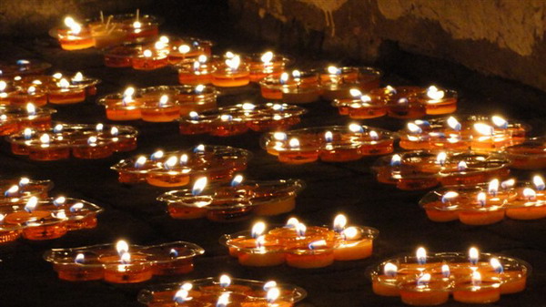 顽强、热情的酥油灯让我们看到玉树的希望