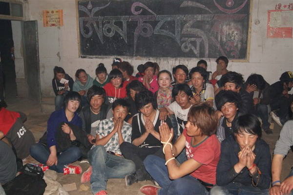 祁乐平主任和玉树的孩子们在一起