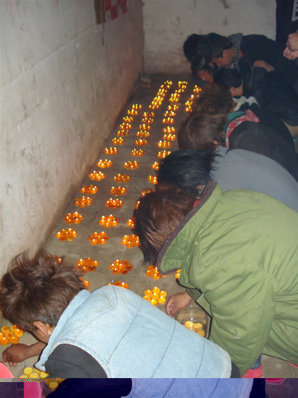 玉树的孩子们在点亮祈福的酥油灯