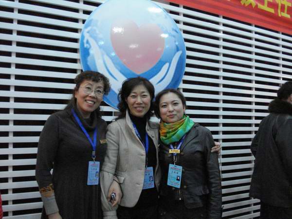 祁乐平主任与爸妈在线的专家进行交流留念