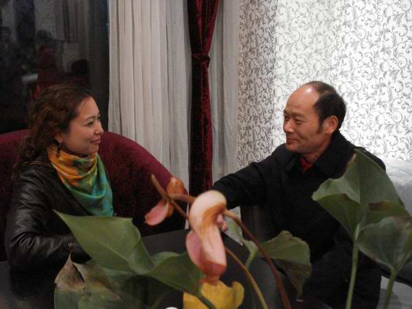 祁乐平主任与爸妈在线的专家进行交流留念