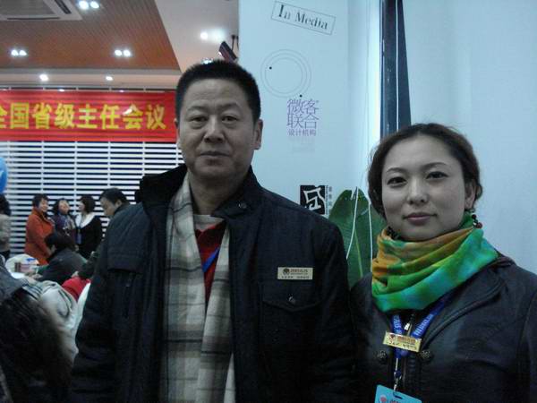 祁乐平主任与爸妈在线的专家进行交流留念