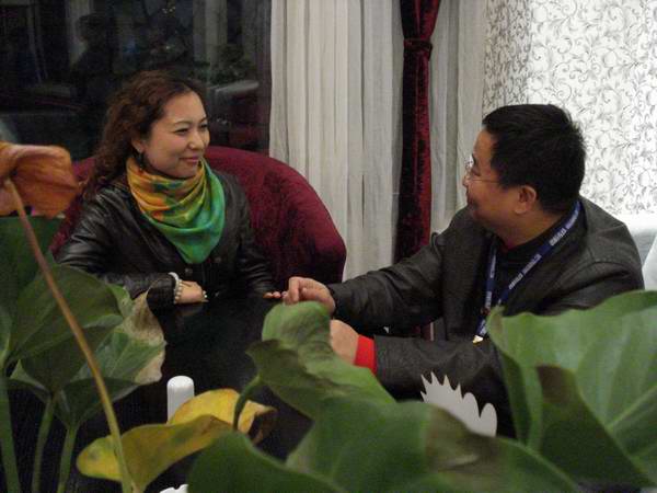 祁乐平主任与爸妈在线的专家进行交流留念