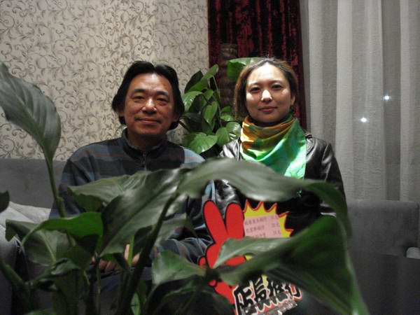 祁乐平主任与爸妈在线的专家进行交流留念